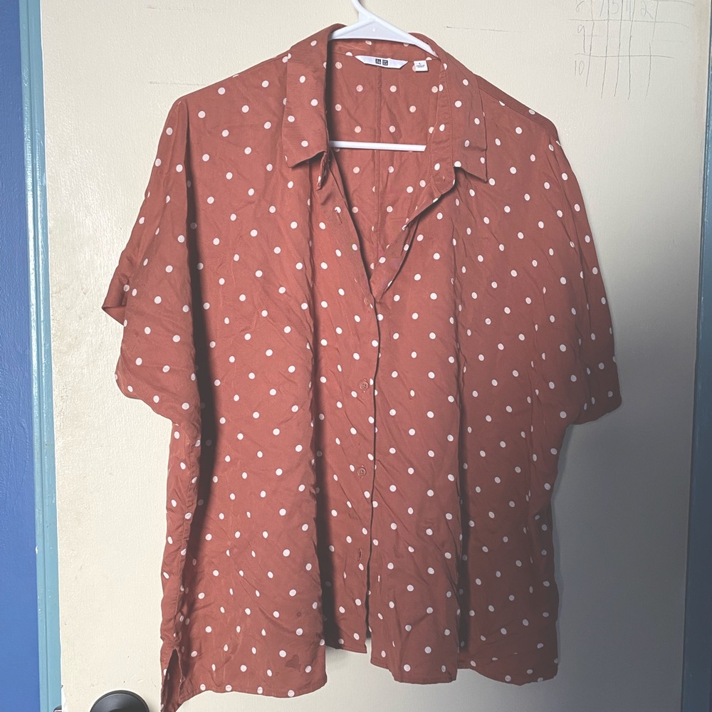 Size large Uniqlo button down top